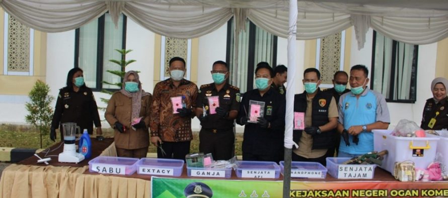 KEJARI OKU MELAKSANAKAN PEMUSNAHAN BARANG BUKTI  59 PERKARA DI KABUPATEN OKU