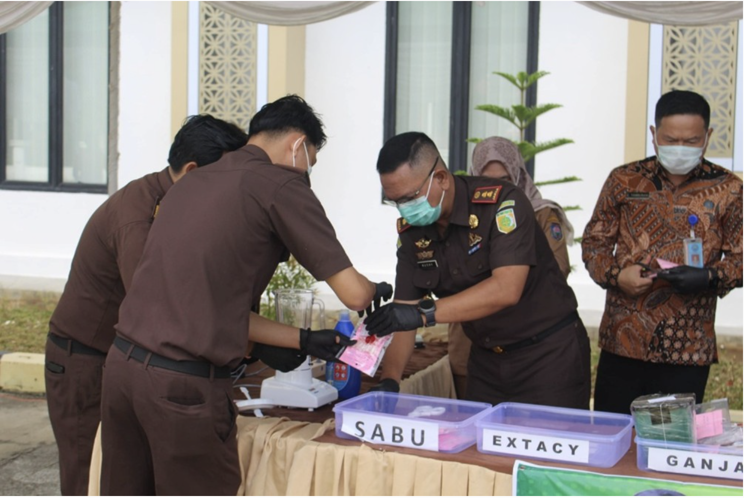 KEJARI OKU MELAKSANAKAN PEMUSNAHAN BARANG BUKTI 59 PERKARA DI KABUPATEN OKU - foto 1