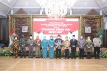 Penyerahan Secara Resmi Surat Keputusan (SK) Gubernur Sumatera Selatan Tentang Pelaksana Harian (PLH)