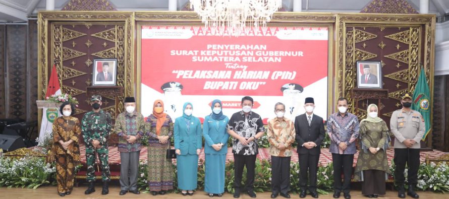Penyerahan Secara Resmi Surat Keputusan (SK) Gubernur Sumatera Selatan Tentang Pelaksana Harian (PLH)