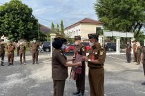 Pemberian penghargaan kepada Pegawai Teladan bulan Januari & Februari 2022